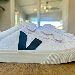 VEJA Recife Logo Low Top Sneaker Size 8 White/Black New W/Out Box or Tags